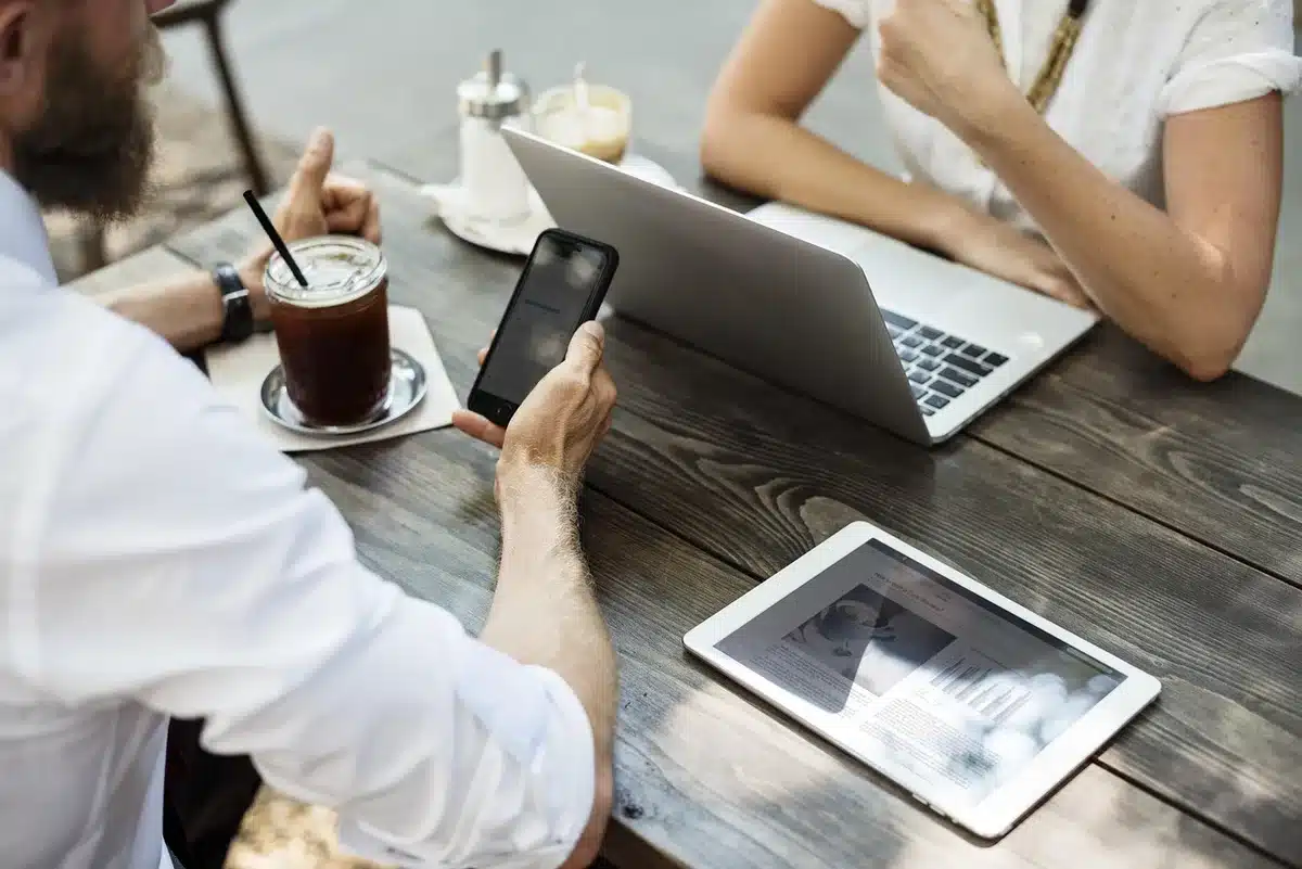 Tableau de budget sur un ordinateur portable avec café à côté