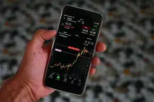 Graphique boursier montrant une chute de 50% avec des bougies rouges descendantes sur écran de trading