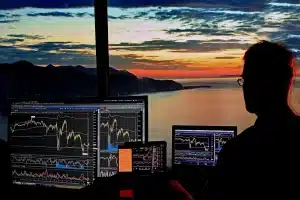 Analyse de graphiques boursiers et d'indicateurs de marché sur écrans de trading