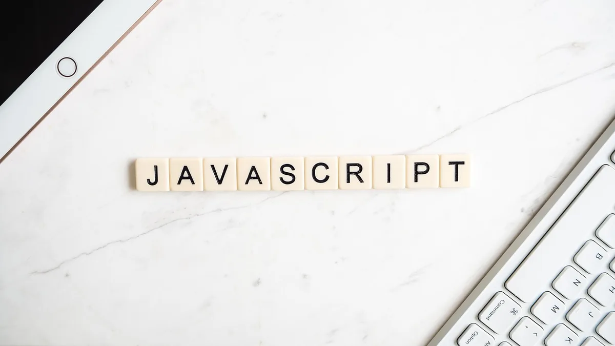 Développeur consultant un dépôt de code ouvert sur écran