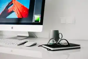 Bureau à domicile en plein jour avec feuilles de portefeuille et ordinateur portable