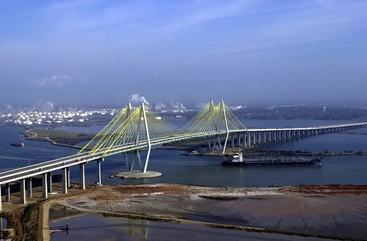 Raffinerie vue de jour avec cheminées et infrastructure industrielle