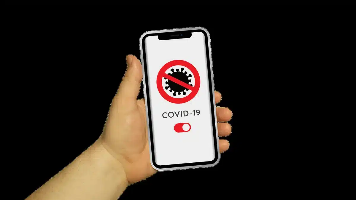 Main tenant un smartphone montrant une interface bancaire simplifiée