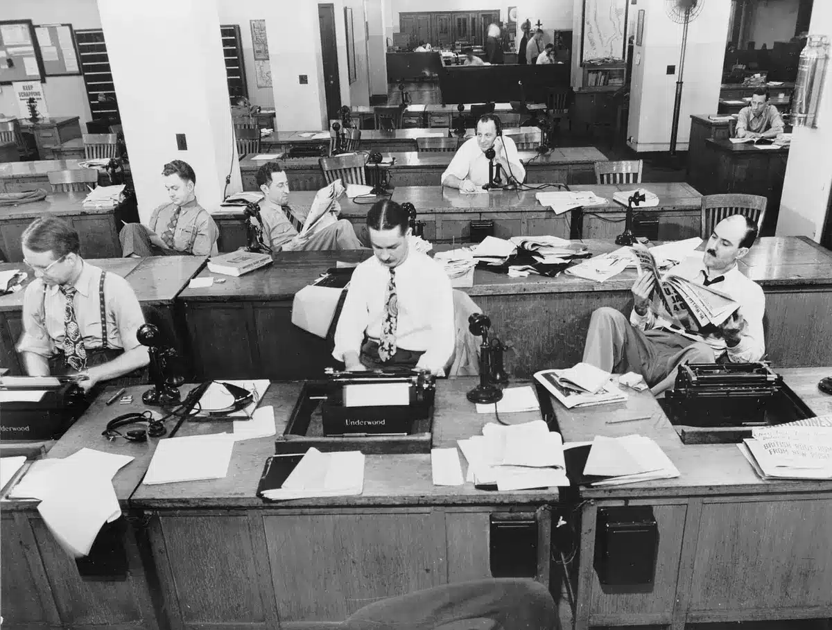 Documents techniques et rapport d'audit sur un bureau en pleine journée