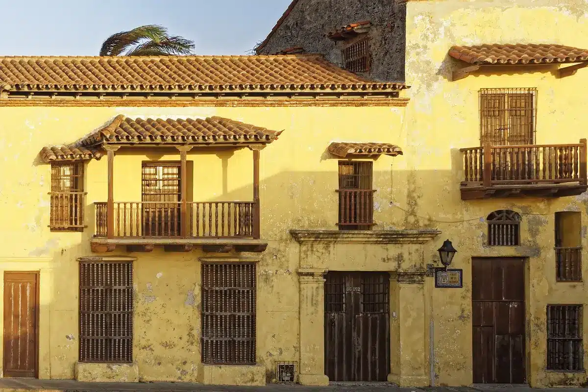 Ruelle colorée de la vieille ville de Cartagena avec bâtiments coloniaux