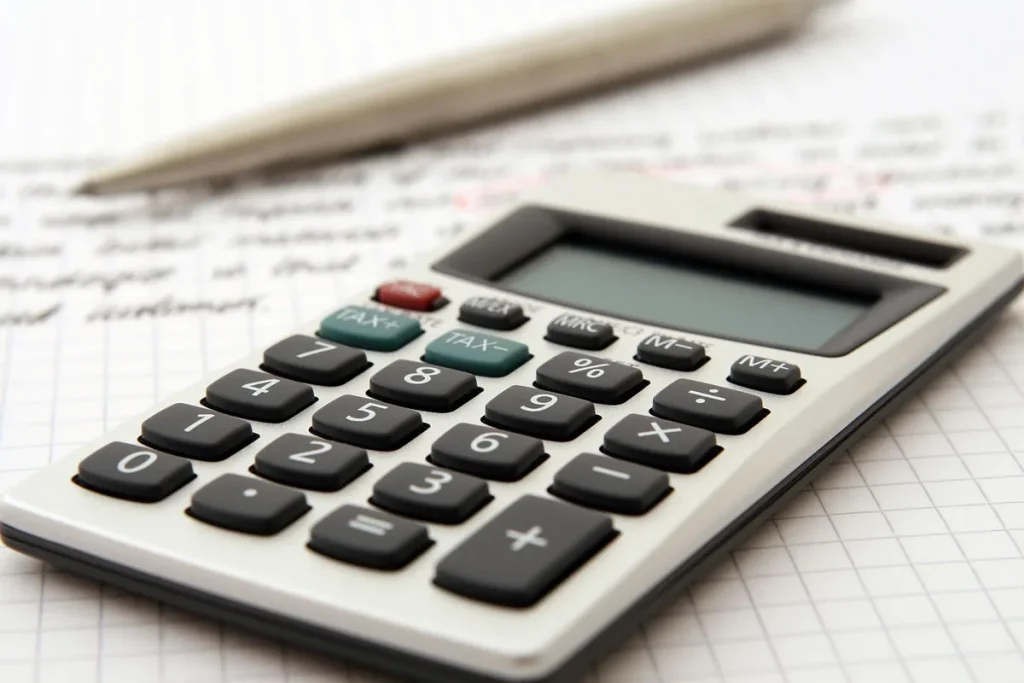 Bureau lumineux avec documents fiscaux et calculatrice près d'une fenêtre en journée