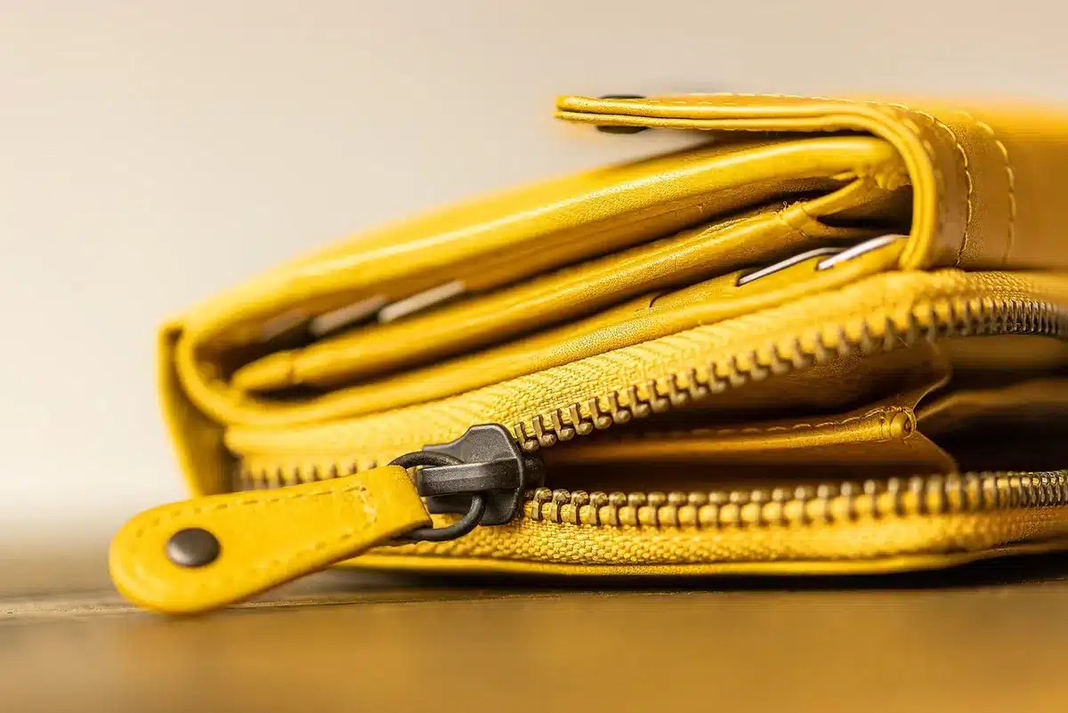 Utilisateur vérifiant un portefeuille crypto sur ordinateur près d'une fenêtre