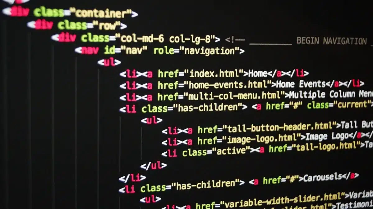 Développeur relisant du code Move sur un ordinateur portable