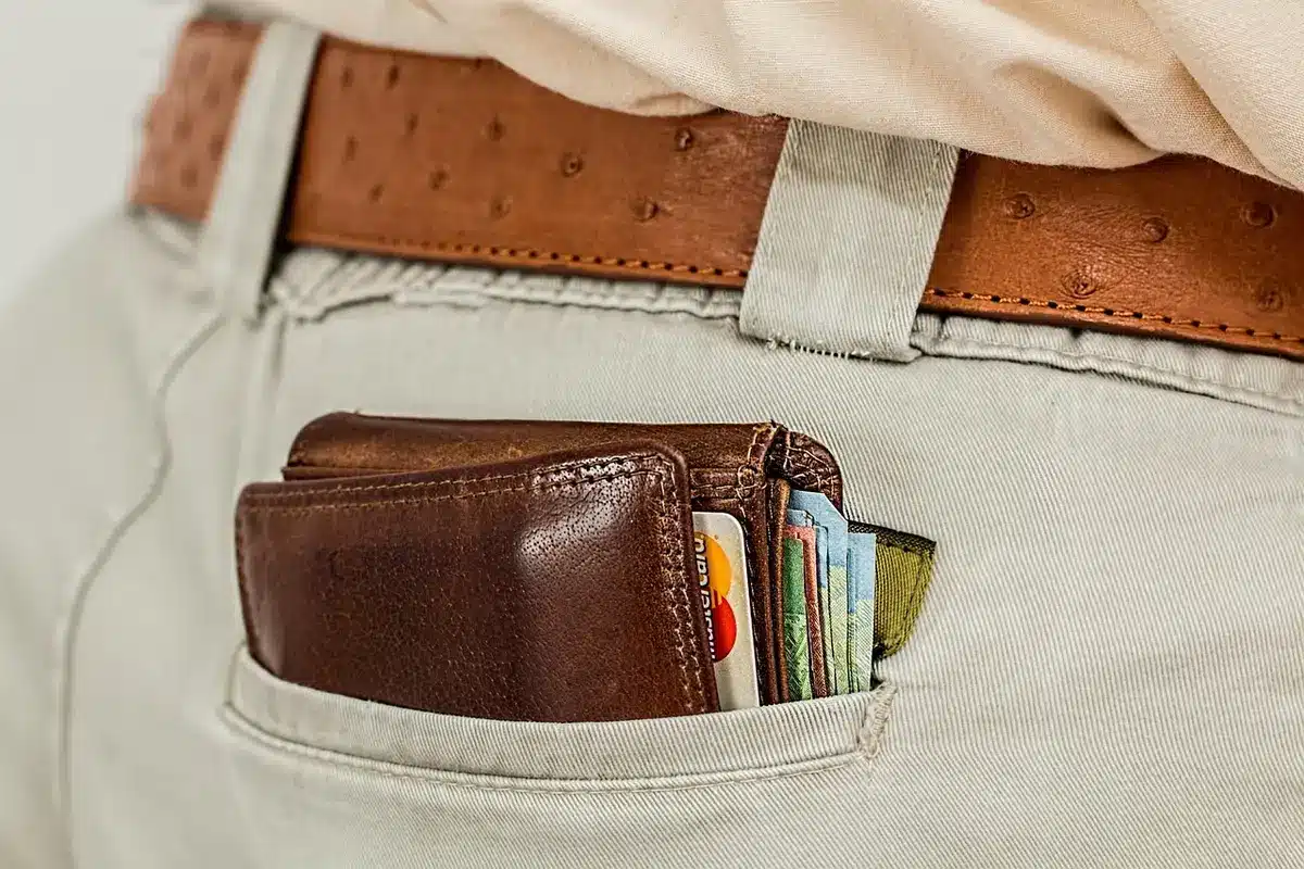 Portefeuille matériel et smartphone posés sur une table, protection des clés