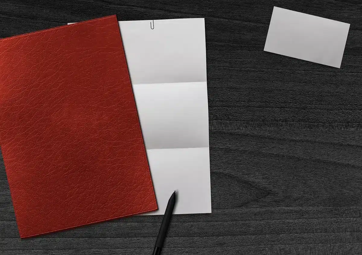 Chemise de planification retraite sur une table avec notes et calculatrice