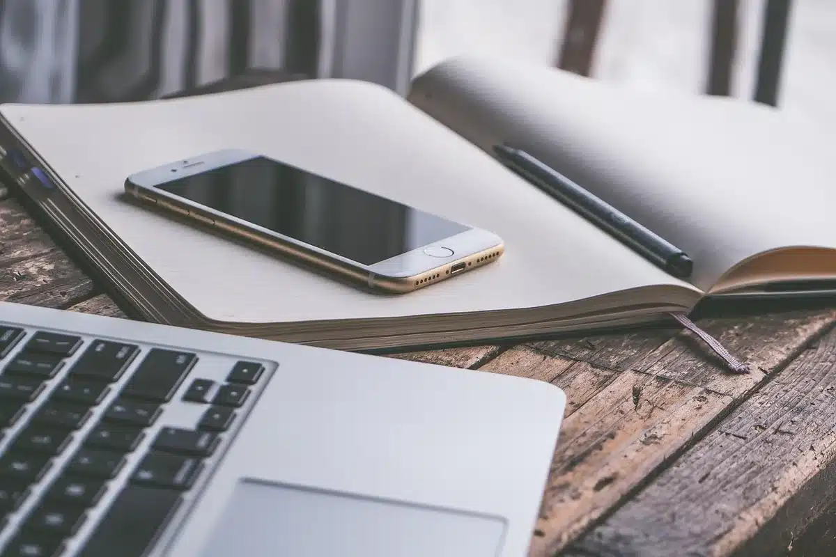 Ordinateur portable et notes montrant une allocation diversifiée pour associer garanties et croissance