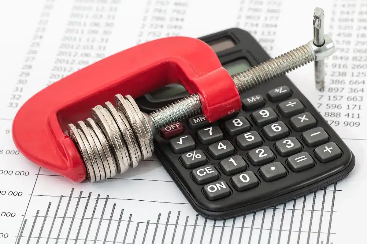 Documents financiers et calculatrice expliquant la déplétion d'actifs