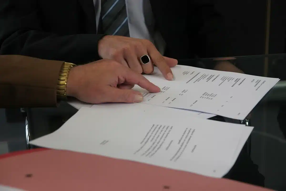 Conseiller et client examinant des documents de compte ensemble