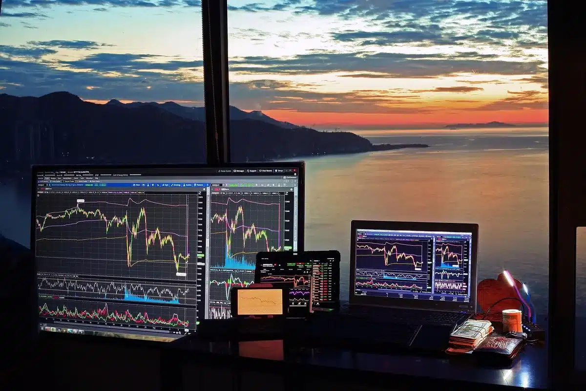 Graphique montrant un breakout avec pic de volume sur des chandeliers
