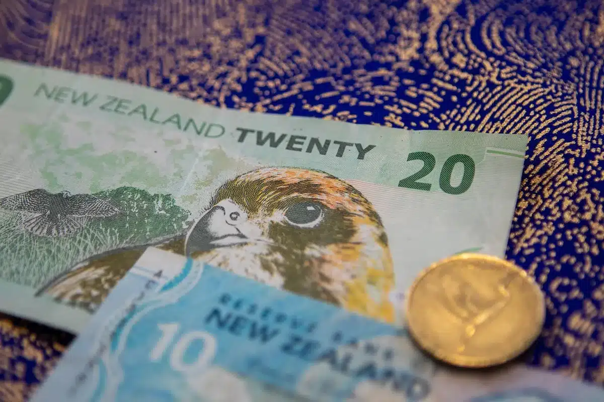 Billets et graphique du dollar sur un bureau lumineux