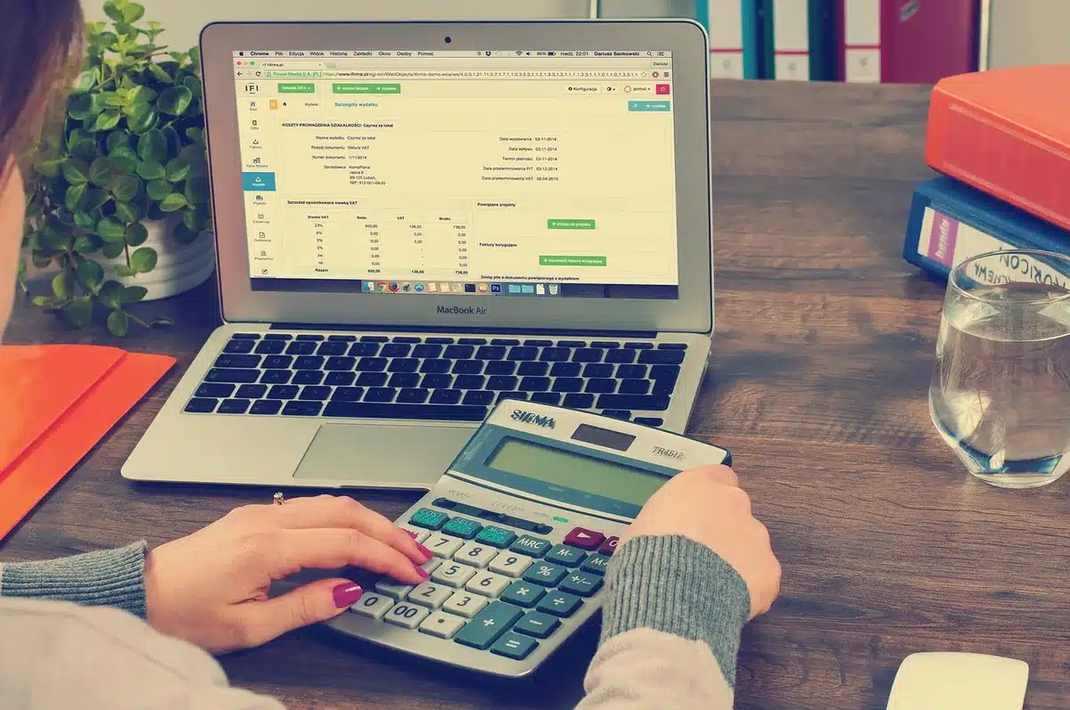 Contrat et documentation d'un courtier sur un bureau