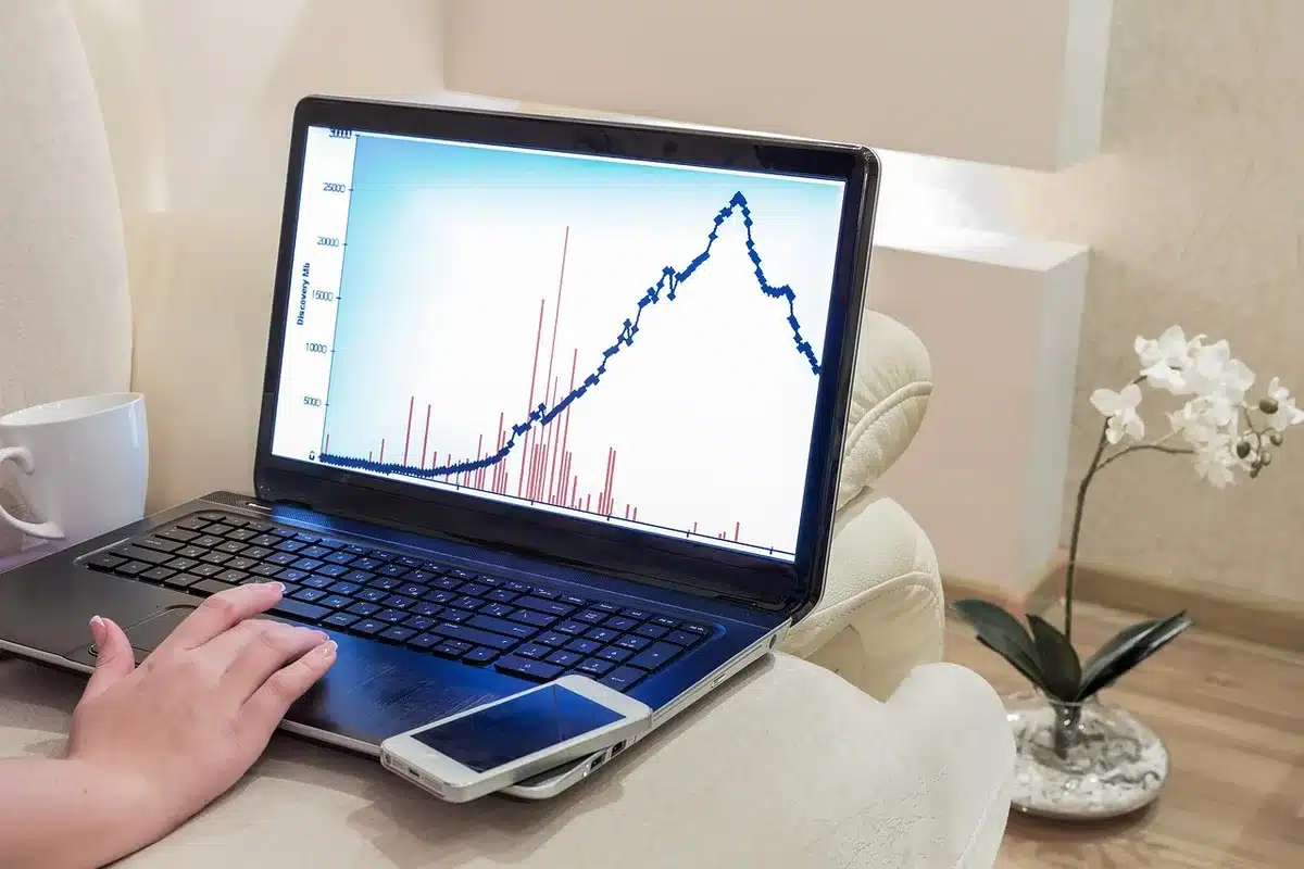 Tableau technique affichant scores et tendances sur un écran et feuilles