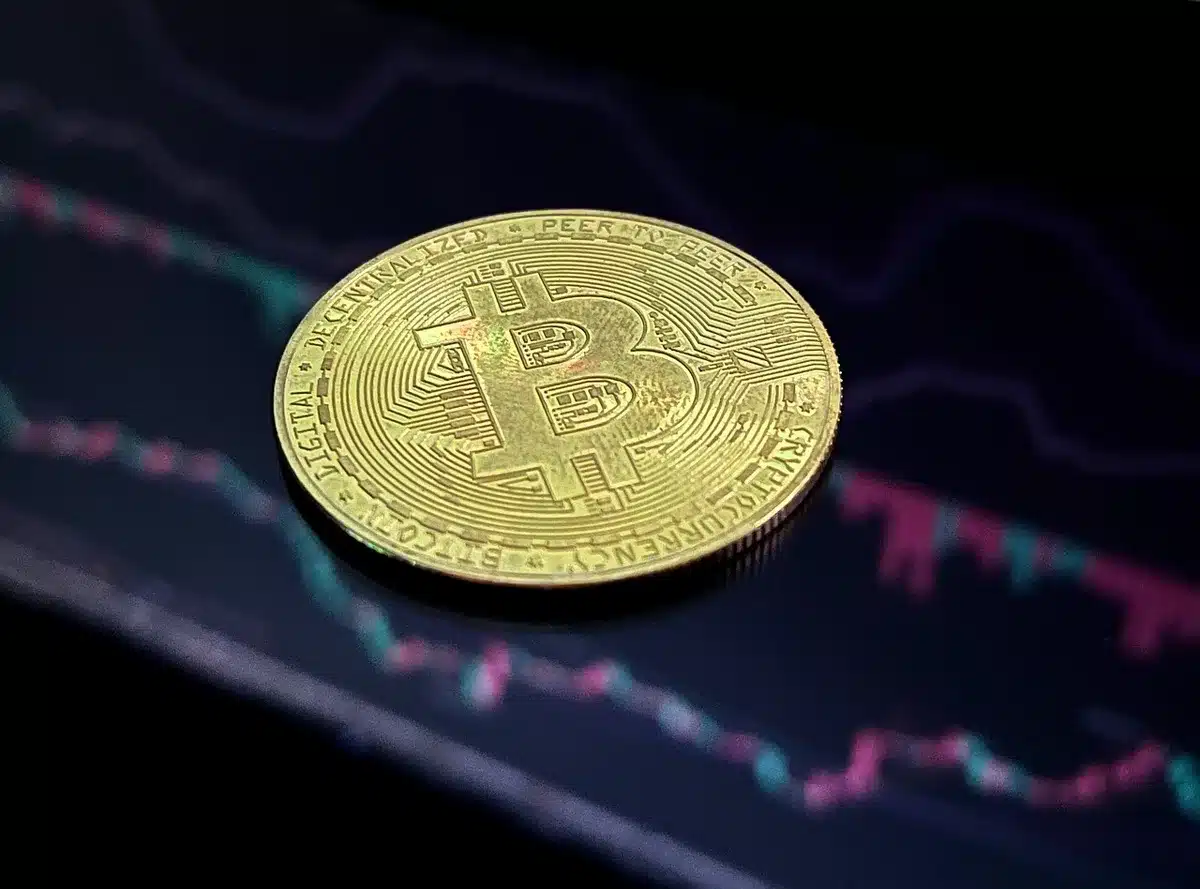 Écrans de trading montrant volumes et graphiques en hausse