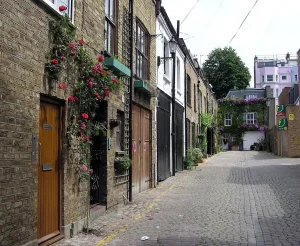 Cour intérieure en plein jour avec maisons mitoyennes et pelouse partagée
