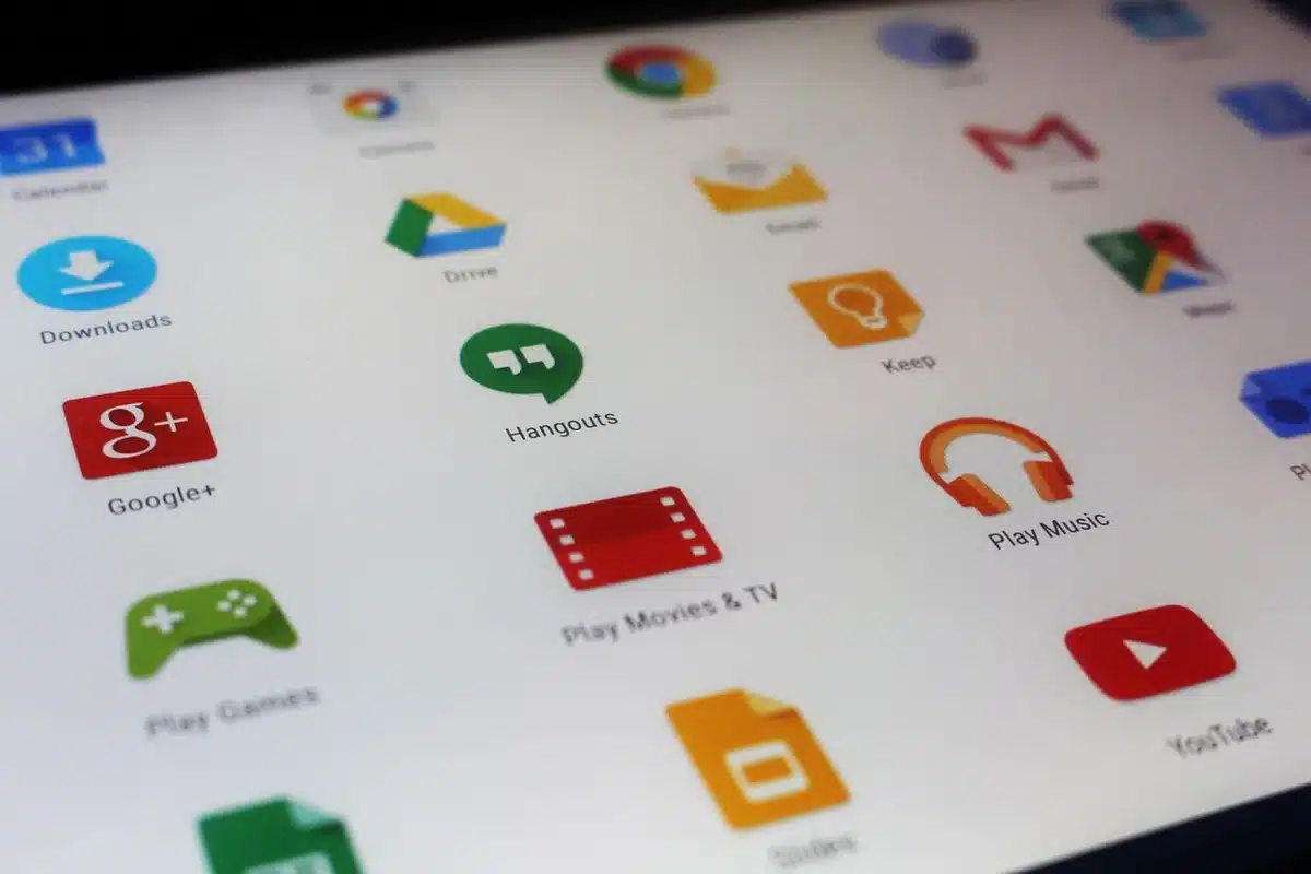 Personne utilisant une application bancaire sur smartphone près d'une fenêtre
