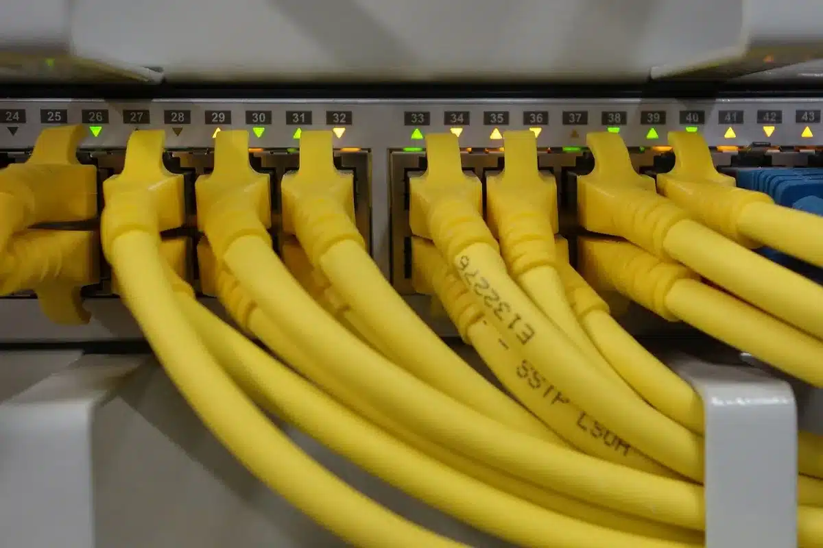 Puces semi‑conductrices posées sur une table et schéma de demande liée à l'IA