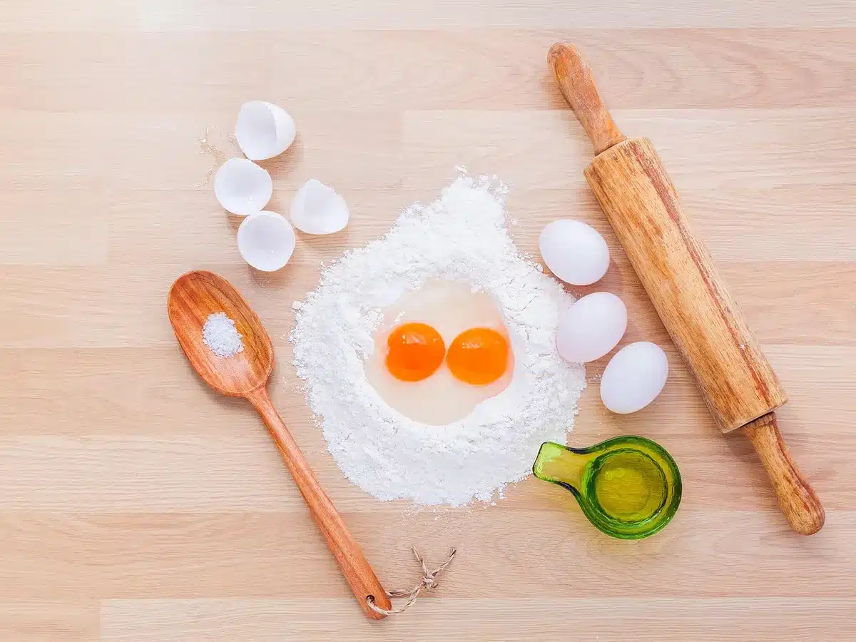 Tâches de soins et dossier sur une table de cuisine en plein jour