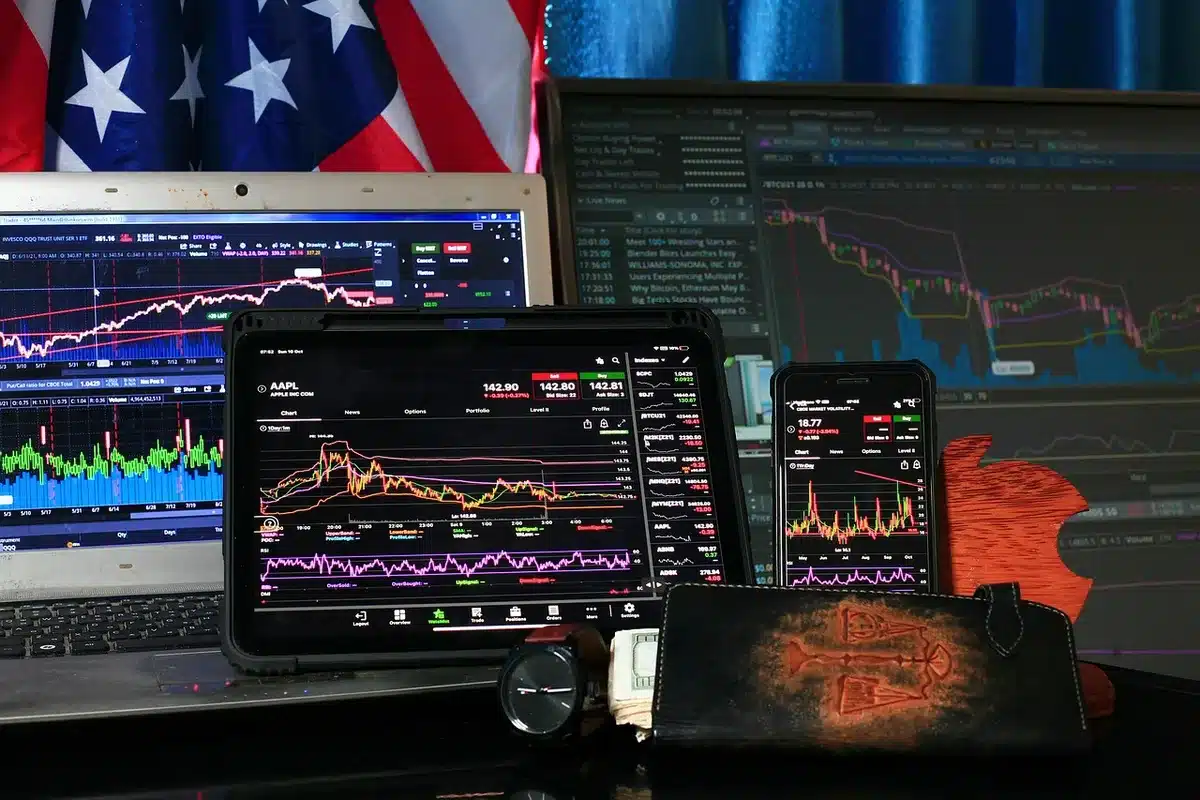 Écrans montrant les indices Dow Jones S&P 500 et Nasdaq en séance