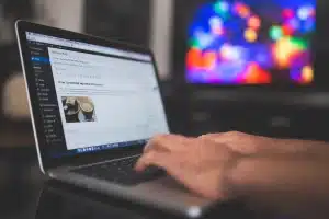 Bureau de trading en journée avec mains consultant des rapports et graphiques à l'écran