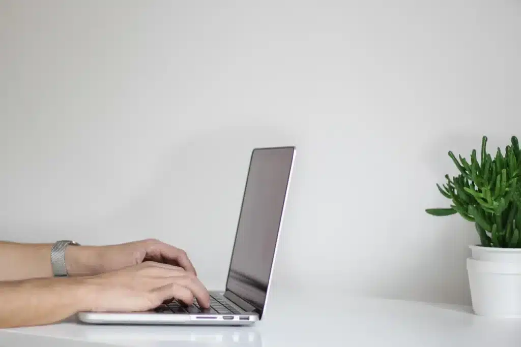 Mains anonymes consultant des documents financiers au bureau, jour clair