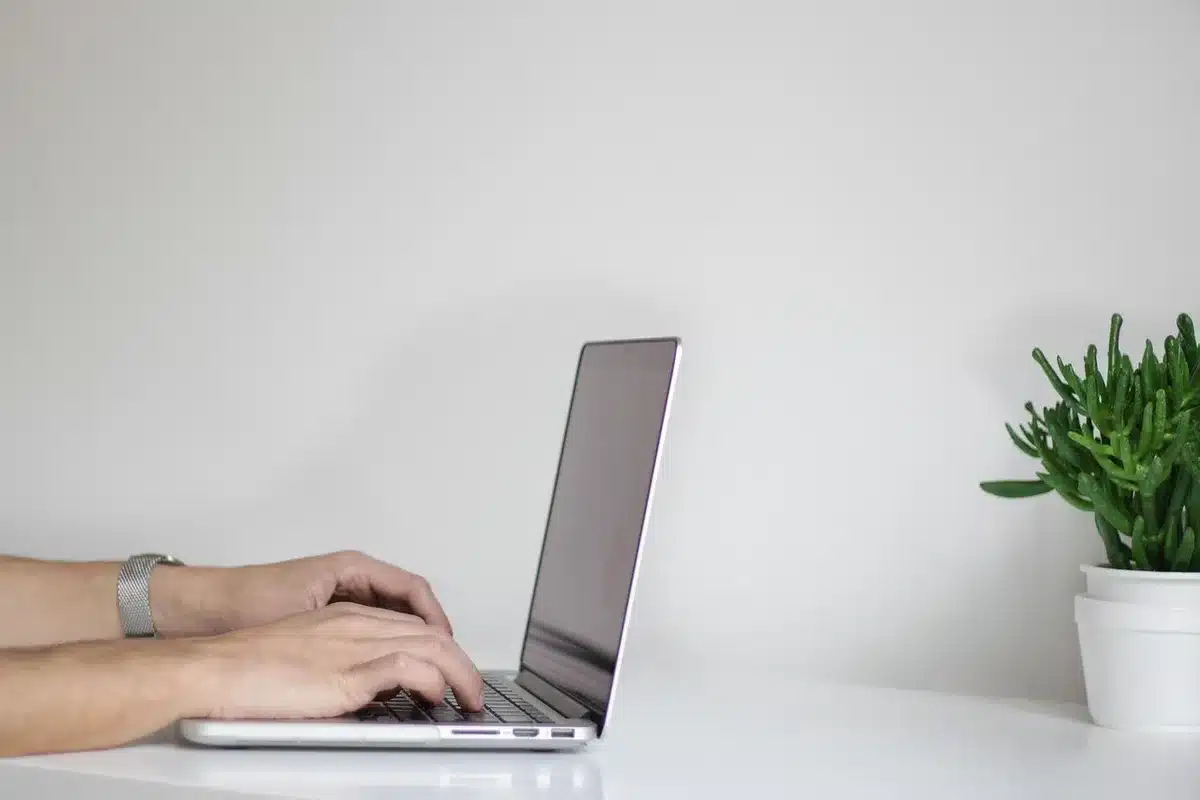 Mains anonymes consultant des documents financiers au bureau, jour clair