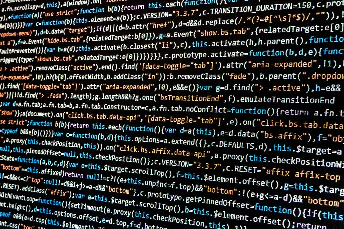 Développeurs anonymes travaillant ensemble sur un projet open source