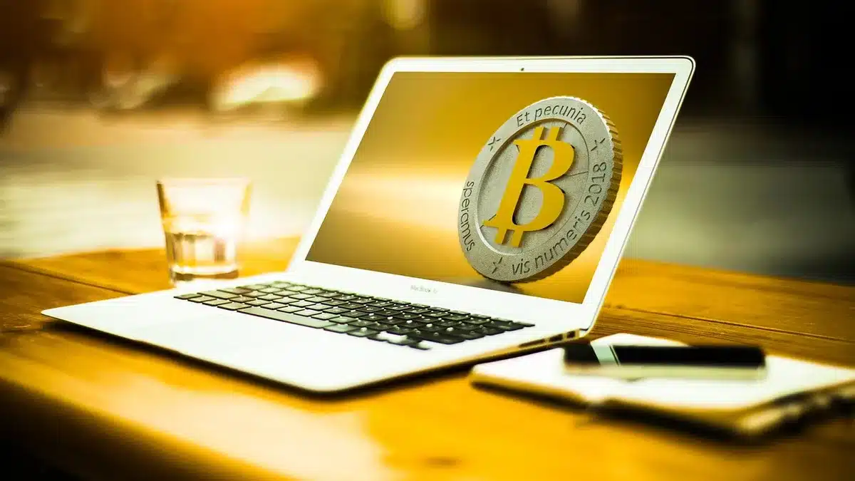 Interface de portefeuille numérique et écran montrant une cryptomonnaie