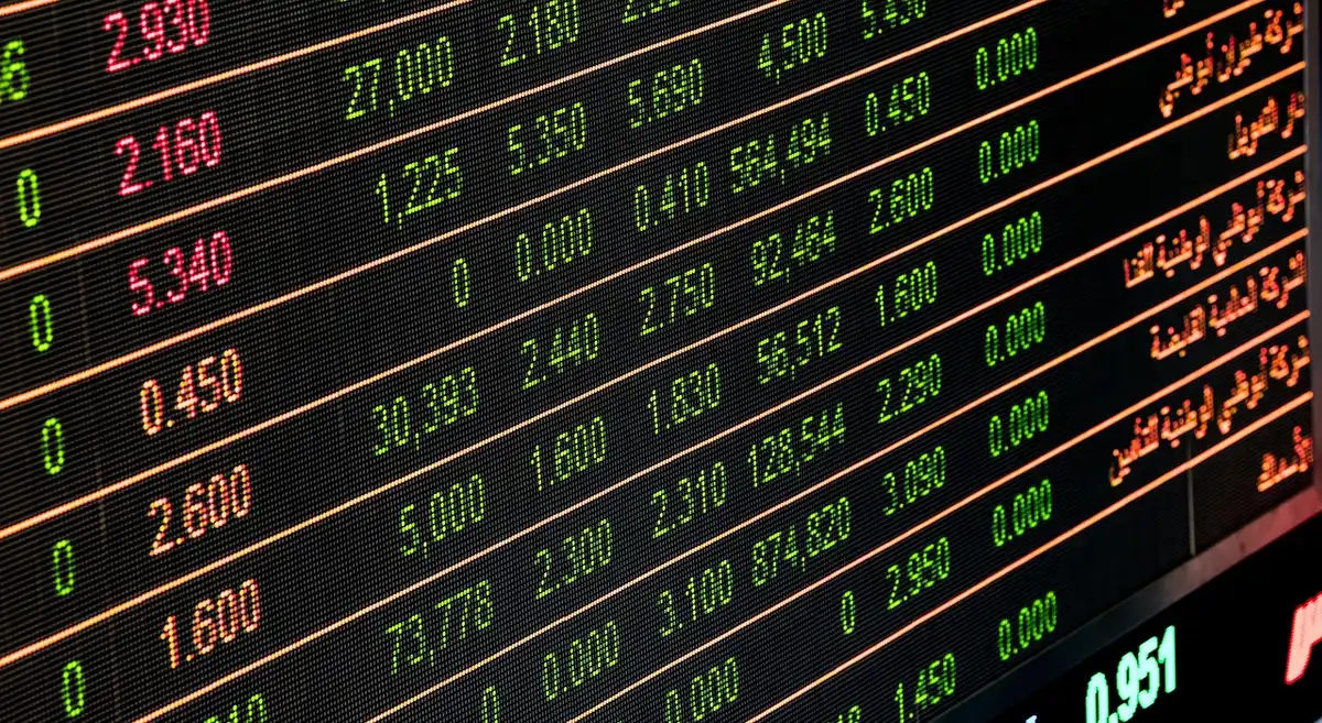 Écran montrant volumes et carnets d'ordres sur une plateforme d'échange
