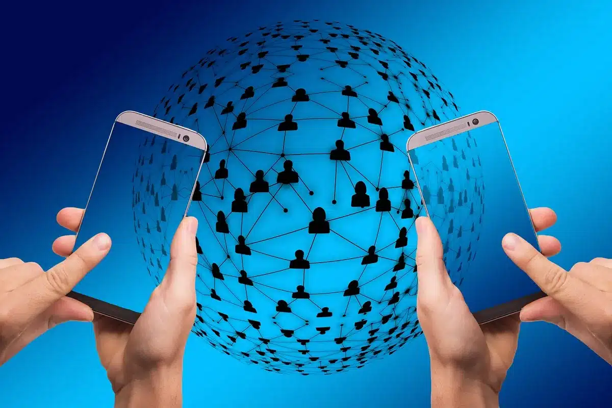 Schéma de réseau blockchain imprimé sur un bureau