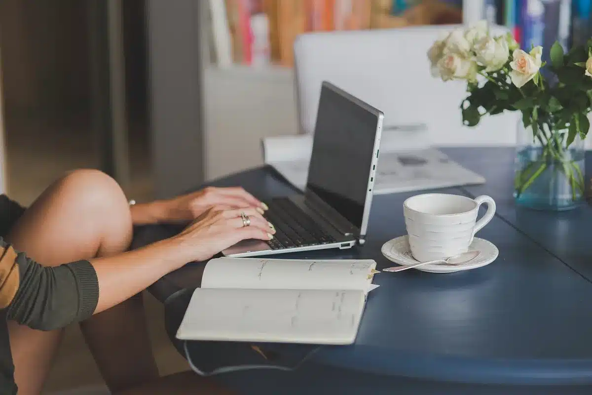 Espace de travail de développeur affichant du code sur un ordinateur portable