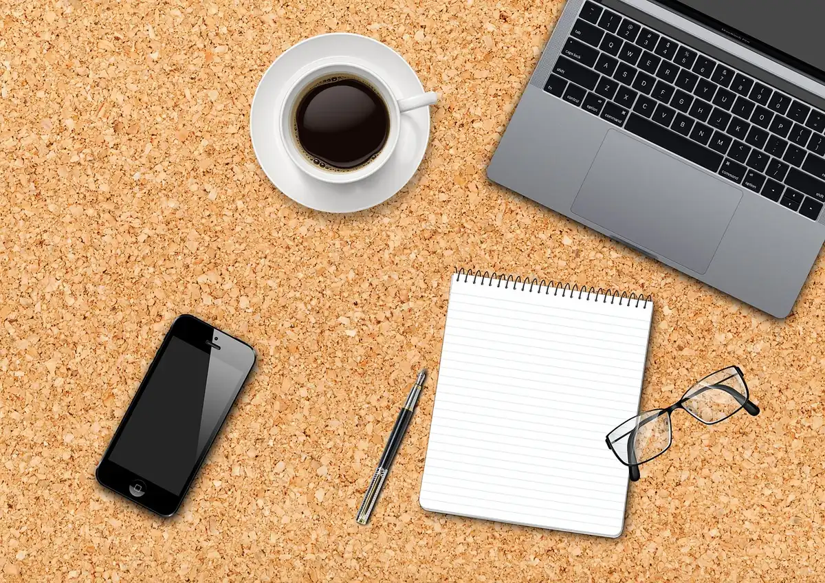 Personne réfléchissant à la transition professionnelle près d'un bureau lumineux