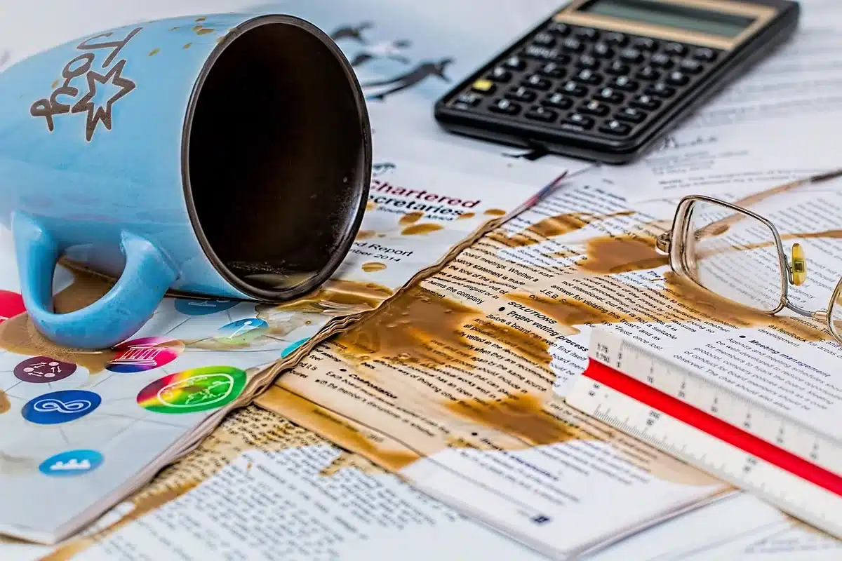 Bureau en journée avec relevés, calendrier de fin d'année et calculatrice