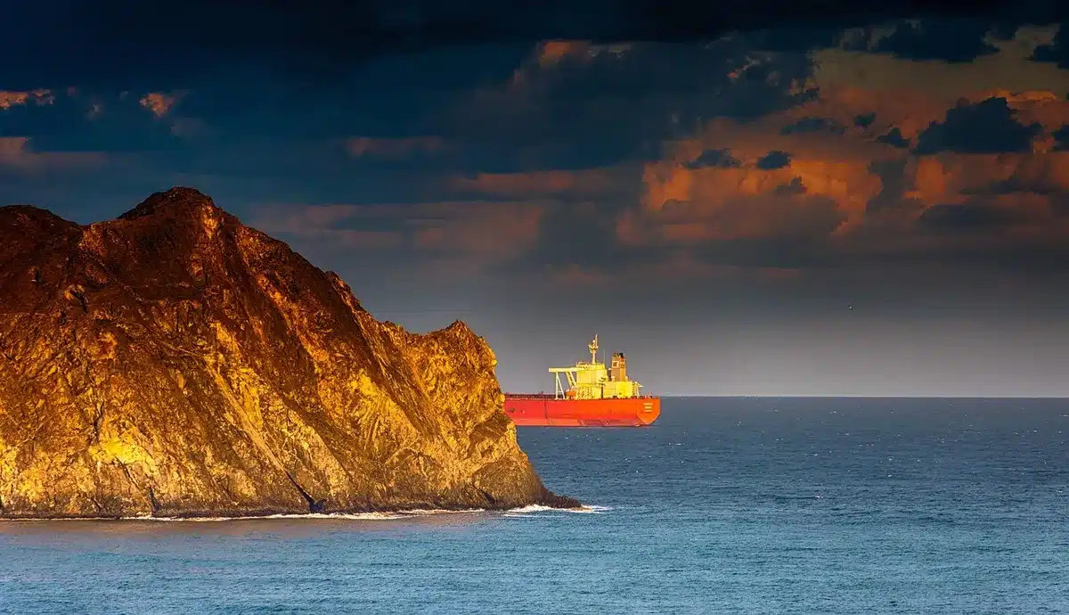Pétroliers et activités portuaires illustrant les flux d'approvisionnement