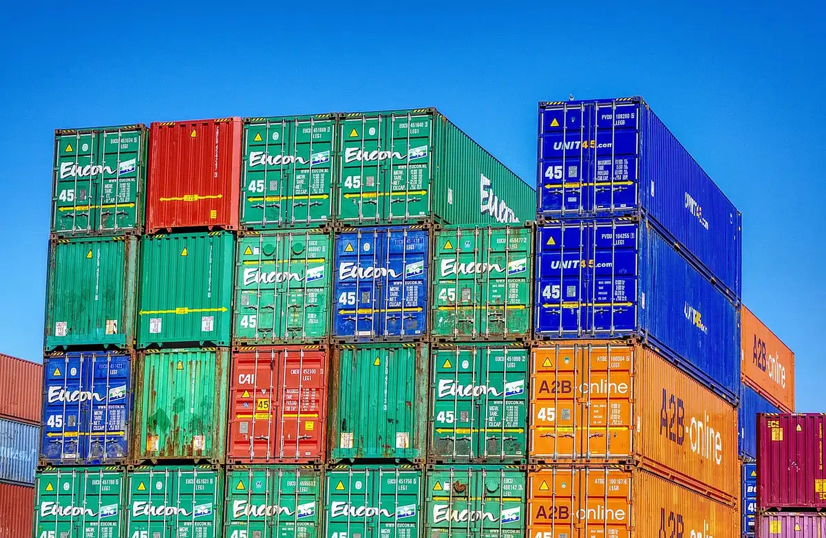 Terminal GNL montrant réservoirs et installations d'importation
