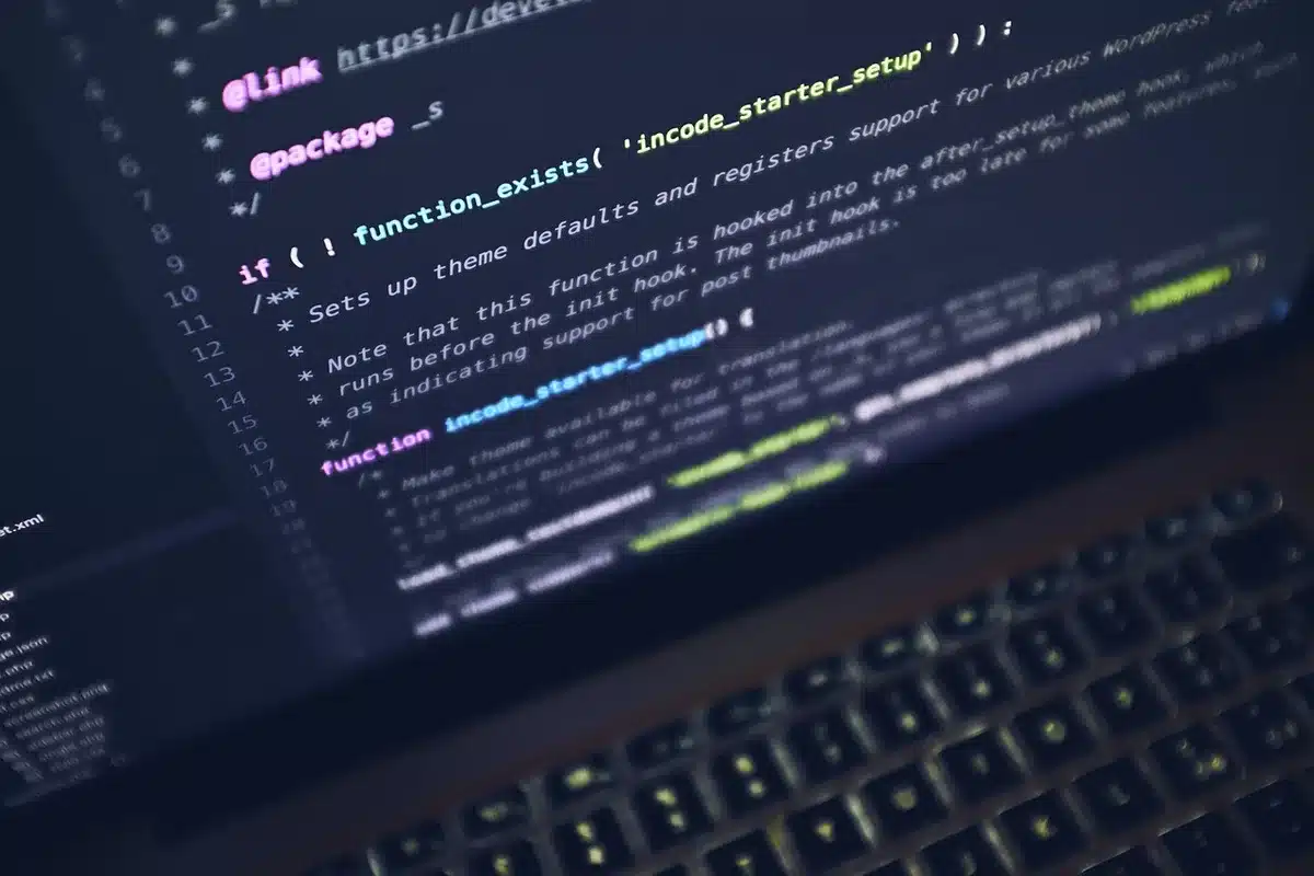 Symboles représentant logiciels, semi‑conducteurs et biotechnologie sur un bureau
