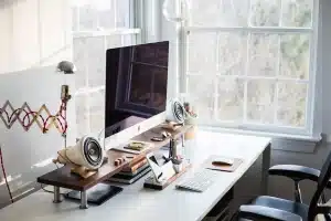 Bureau en plein jour avec graphiques sectoriels sur table et ordinateur portable