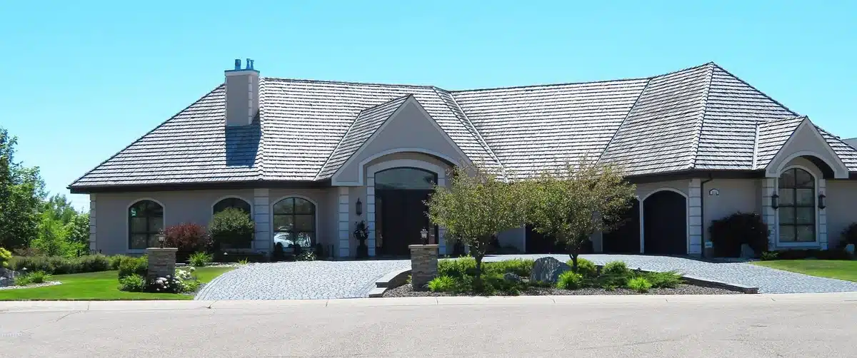 Façade d'un bien immobilier à vendre par une journée ensoleillée