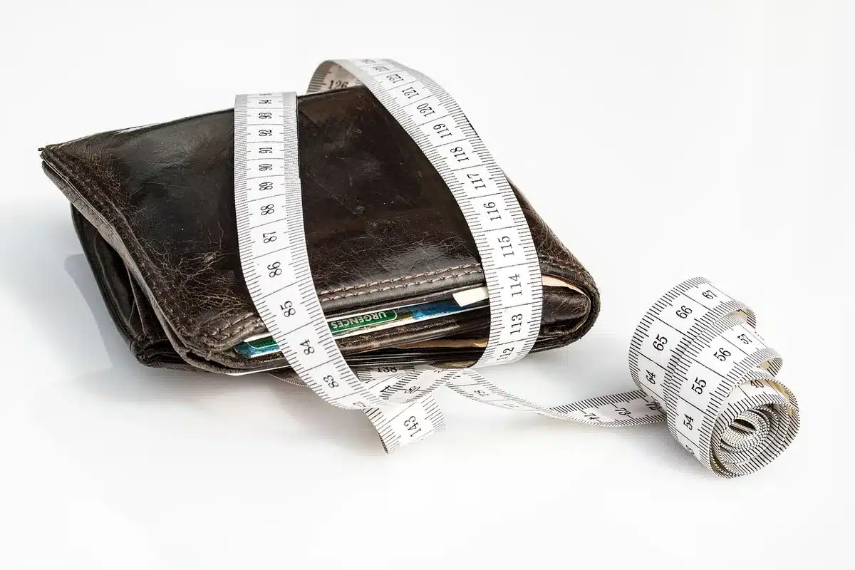 Portefeuille matériel (cold wallet) posé sur une table claire
