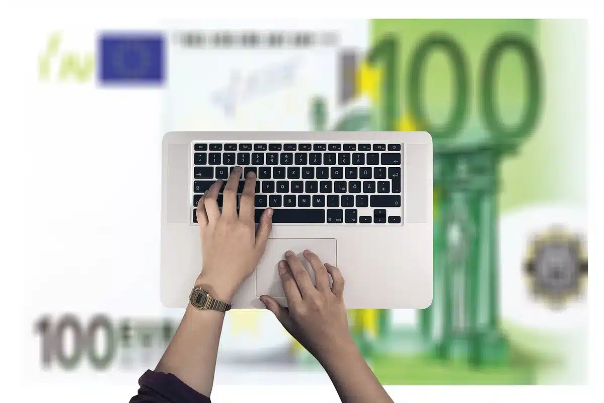 Ordinateur portable affichant une interface bancaire et virements automatiques