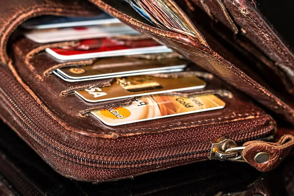 Carte de débit insérée dans un terminal de paiement en magasin