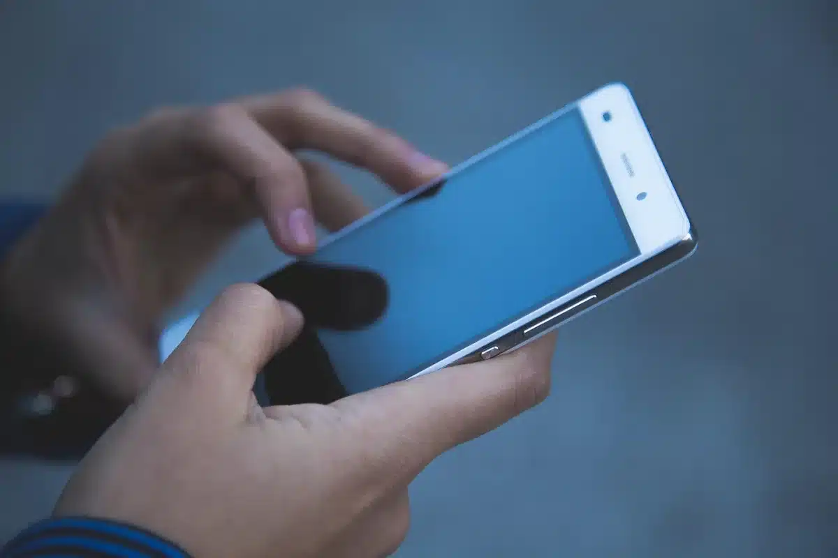 Téléphone affichant une demande d'authentification à deux facteurs