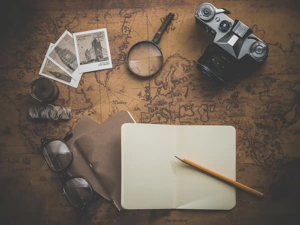 Couple retraité discutant de projets de voyage autour d'une table en journée