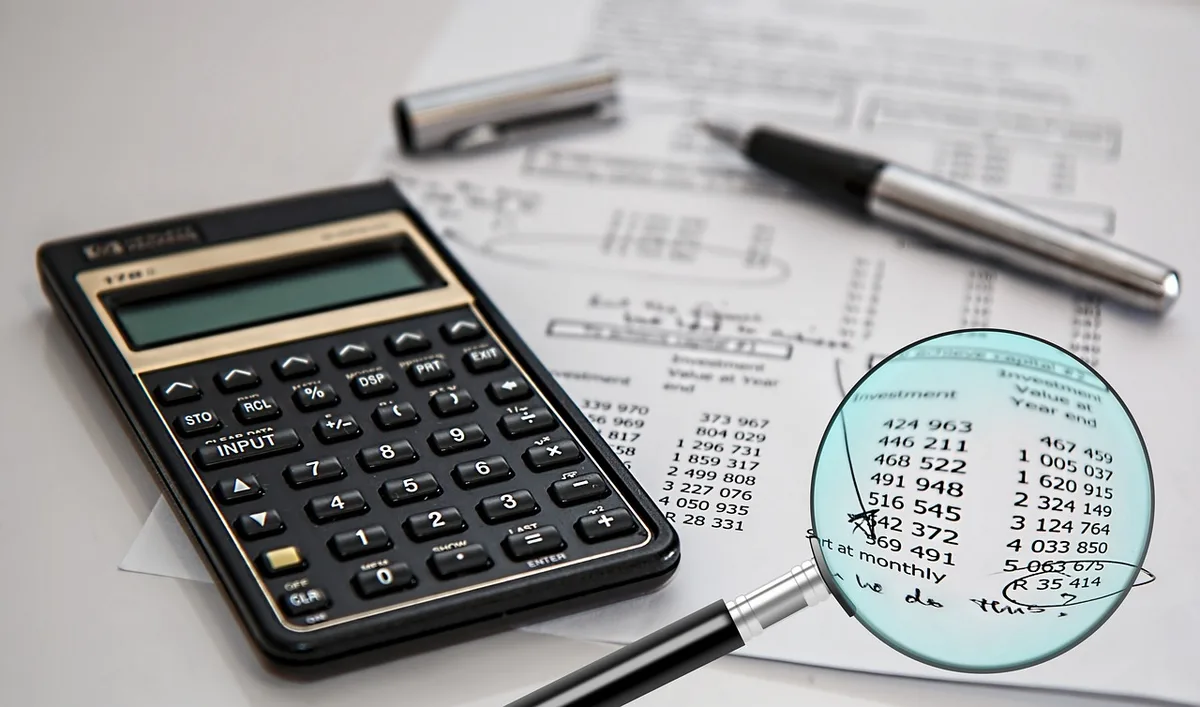 Développeur examinant un audit de contrat intelligent sur écran