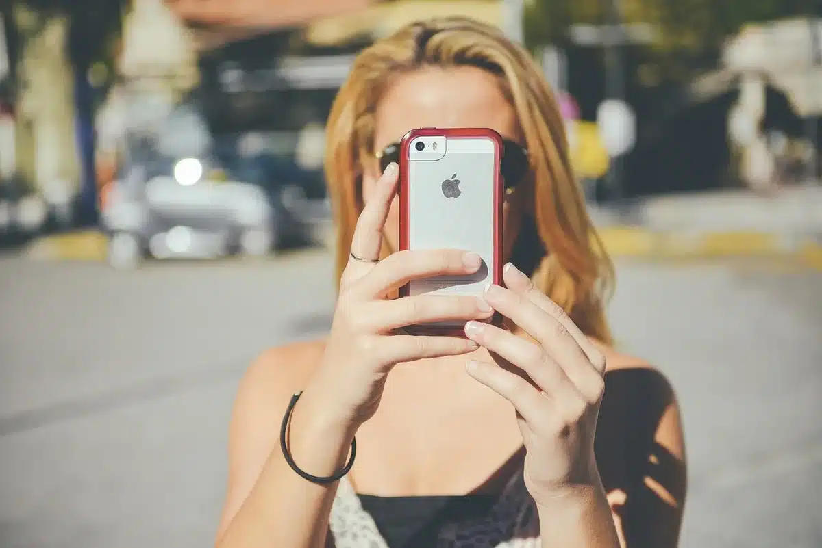 Utilisation d'un smartphone pour consulter un contrat token sur un explorateur blockchain