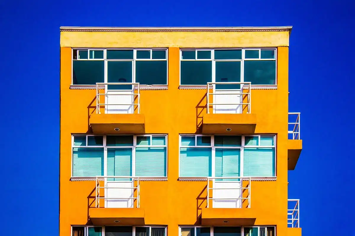 Documents immobiliers et contrats sur un bureau, en lumière du jour